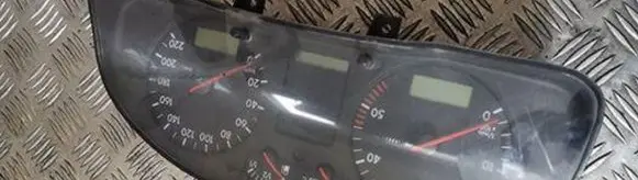 Volkswagen PASSAT B5 Speedometer (instrument cluster) 3b1919880d