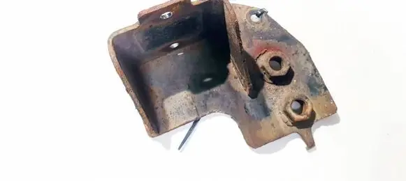 Engine mounting bracket