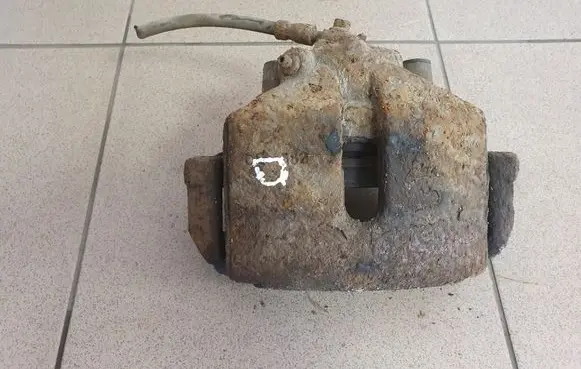 Volkswagen Touran I Front brake caliper