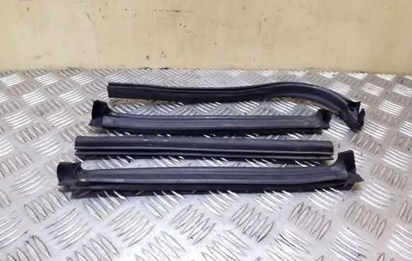 BMW X3 E83 Engine compartment rubber 833400357