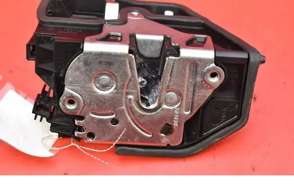 BMW X3 E83 Front door lock 7202146