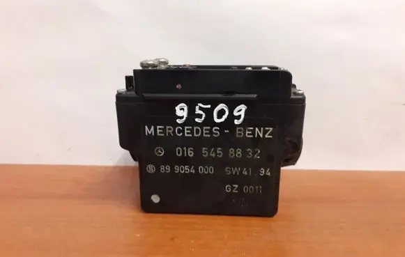 Mercedes-Benz E W210 Glow plug pre-heat relay 899054000 9509