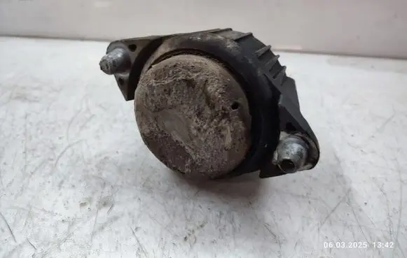 Mercedes-Benz C W204 Engine mount bracket
