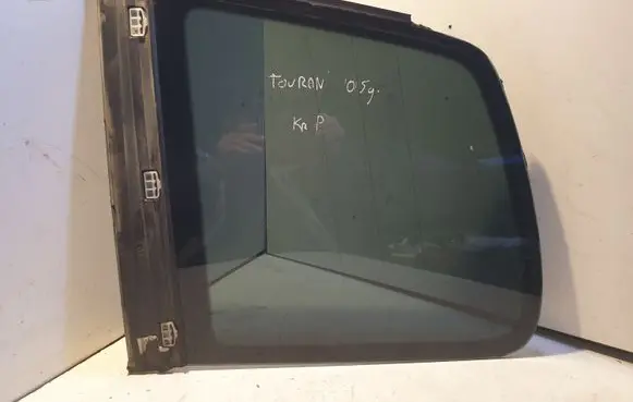 Volkswagen Touran I Rear side window 1T0845041