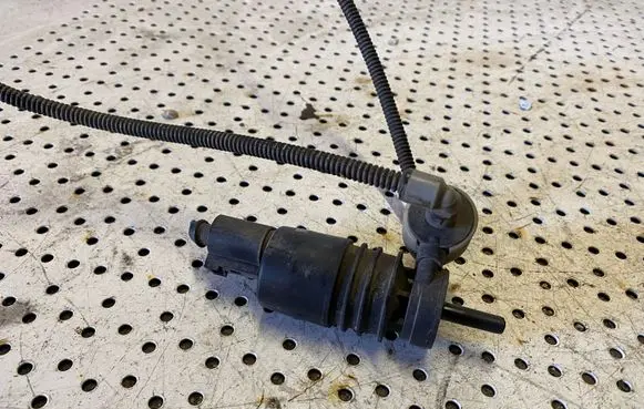 Opel Astra J Headlight washer pump 3240117 13250357