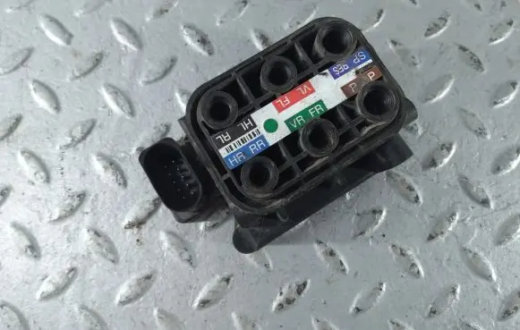 Audi A8 S8 D4 4H Air suspension valve block 4H0616013B 4H0616013C