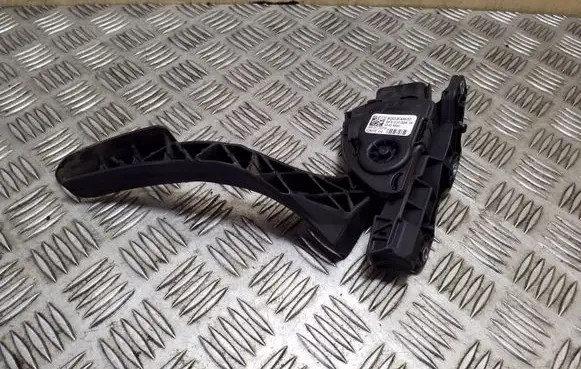 Accelerator throttle pedal