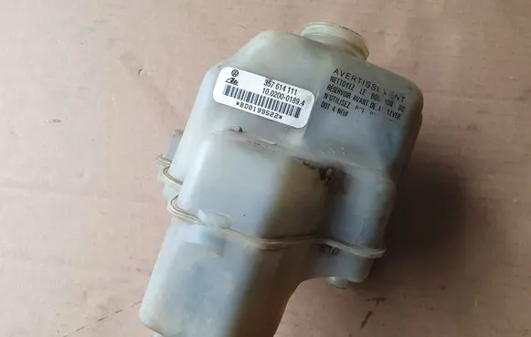 Volkswagen Golf II Brake fluid reservoir 191698301A