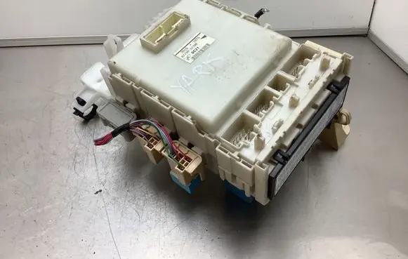 Toyota Yaris Fuse module 8273052700 7A151874