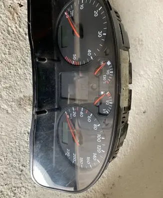 Volkswagen PASSAT B5 Speedometer (instrument cluster) 3B0919881N