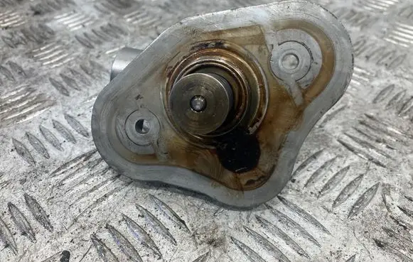 BMW 1 E81 E87 Fuel injection high pressure pump 7562473 0261520142