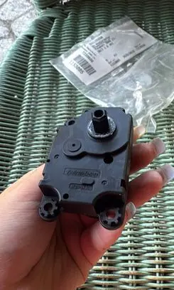 Peugeot 3008 II Air flap motor/actuator 9821293280