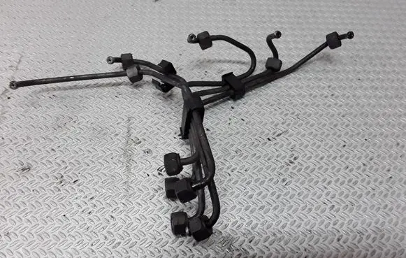 Fuel injector supply line/pipe