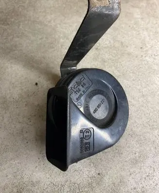 Audi A6 S6 C5 4B Horn signal 4B0951221