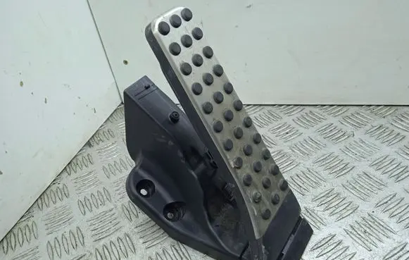 Mercedes-Benz C W205 Accelerator throttle pedal A2053000104