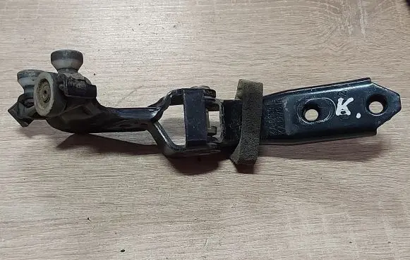 Volkswagen Caddy Sliding door middle roller runner 2K0843335A