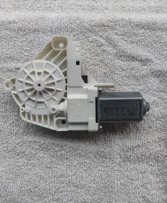 Audi A5 8T 8F Front door window regulator motor 8T0959801B
