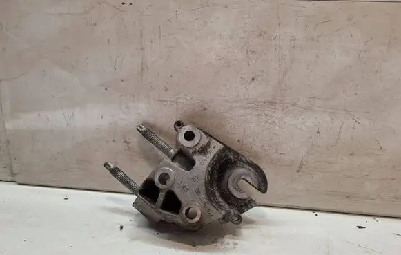 Engine mounting bracket