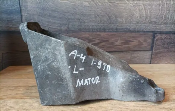 Audi A4 S4 B5 8D Engine mounting bracket