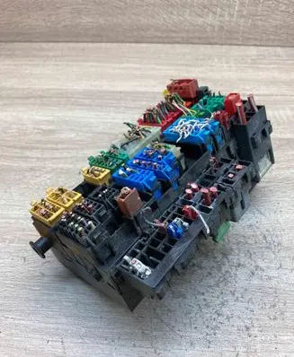 Volkswagen Golf II Fuse module 357937039