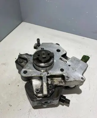 Volvo V70 Fuel injection high pressure pump 30756125 0445010111