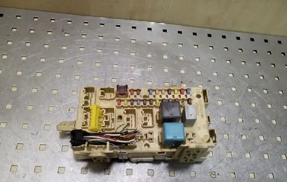 Toyota Corolla Verso E121 Fuse module 892210F020