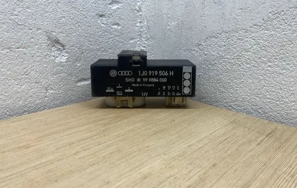 Volkswagen Golf IV Coolant fan relay 1J0919506H 898884000