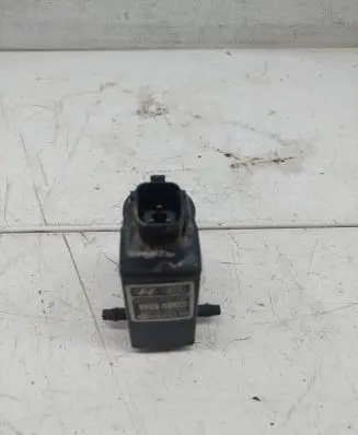 KIA Sorento Windscreen/windshield washer pump 985103E000