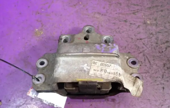 Gearbox mounting bracket