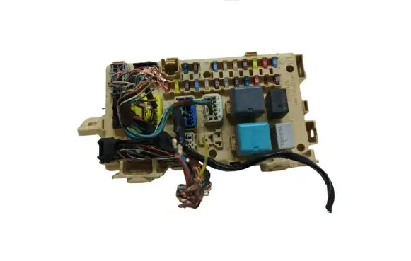 Toyota Avensis T250 Fuse module 82641CA030F 6080402752 04022421343202