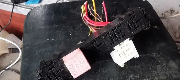 Renault Trafic II (X83) Relay mounting block 7703297572