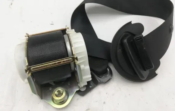 BMW X3 E83 Front seatbelt 33017492