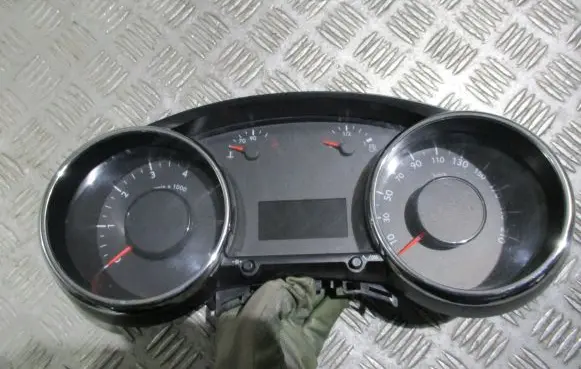 Peugeot 5008 Speedometer (instrument cluster) 9666174880