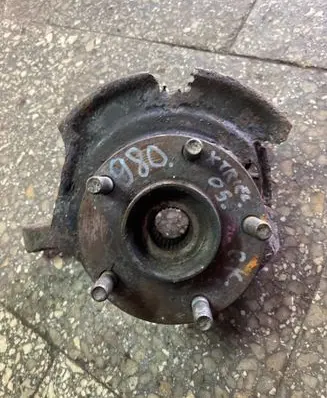 Nissan X-Trail T30 Front wheel hub