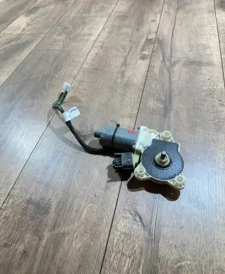 Mercedes-Benz E W211 Front door window regulator motor 0130821970