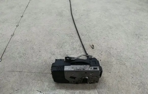 Opel Vivaro Front door lock 820004217191166234