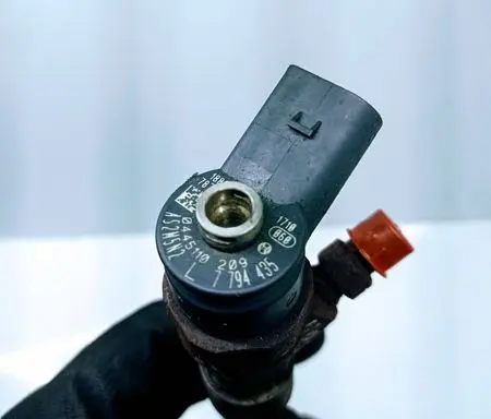 BMW 1 E81 E87 Fuel injector 0445110209 7794435