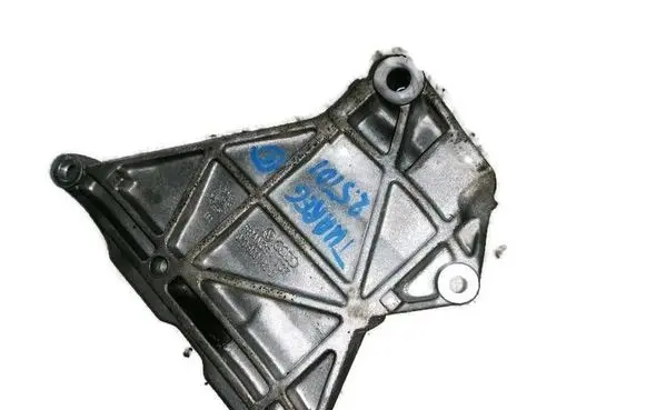 Volkswagen Touareg I Generator/alternator bracket 070903143C