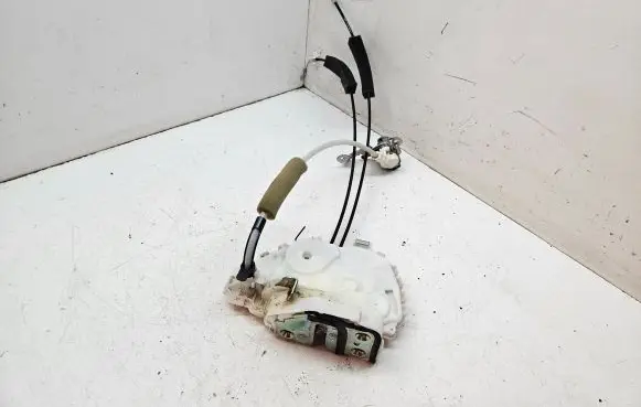 Honda CR-V Front door lock