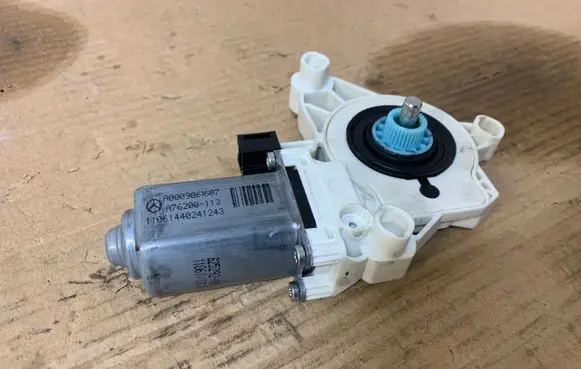 Mercedes-Benz CLA C118 X118 Front door window regulator motor
