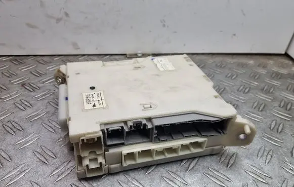 Lexus GS 300 350 430 450H Fuse module 8273030631