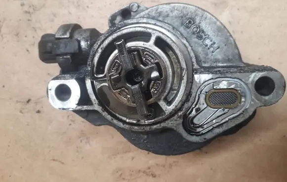 Volvo V50 Vacuum pump D1564613013