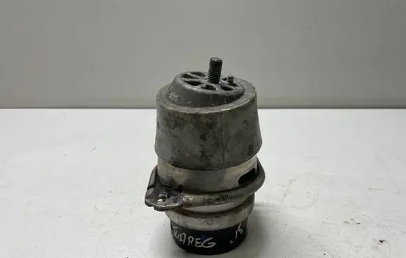 Volkswagen Touareg II Engine mount bracket 7L8199131F