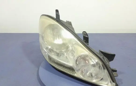 Toyota Avensis Verso Headlight/headlamp 