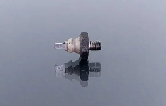 Volkswagen PASSAT B3 Oil pressure sensor 068919081A 068919081