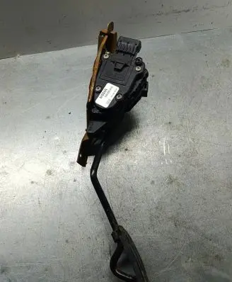 Nissan Almera Tino Accelerator throttle pedal 18002bu410