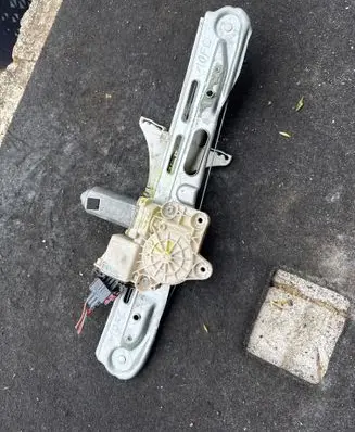 Opel Vectra C Rear door window regulator with motor 106366103 7746003602 13033640
