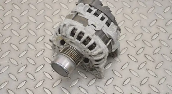 Volkswagen Golf VII Generator/alternator 04E903015A