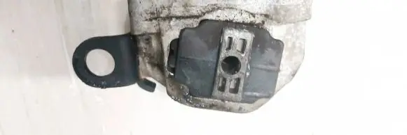 Volvo XC90 Engine mount bracket