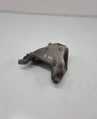 Engine mounting bracket